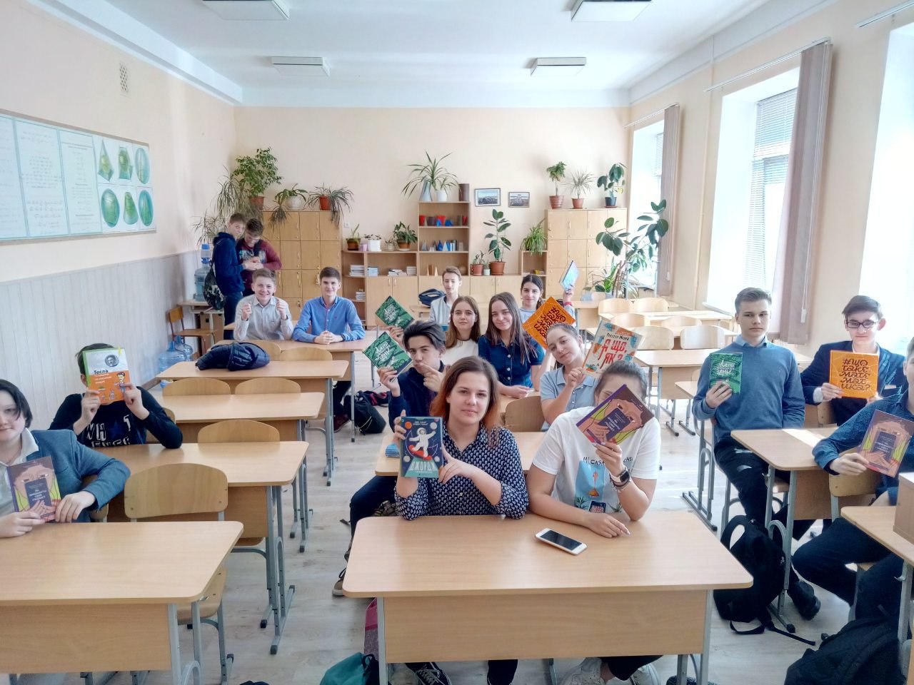15 київських шкіл отримали нові науково-популярні книжки від проекту ЛакіБукс до річниці відкриття першої в Україні гімназії з українською мовою викладання