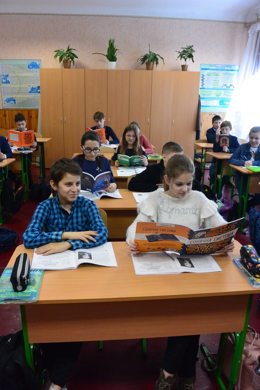15 київських шкіл отримали нові науково-популярні книжки від проекту ЛакіБукс до річниці відкриття першої в Україні гімназії з українською мовою викладання