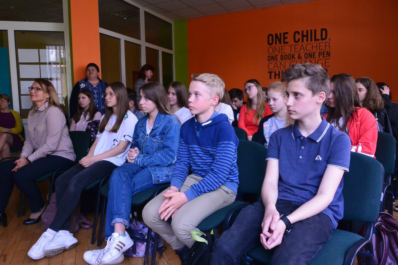 Першу українську екокнигу для підлітків презентували її автори-підлітки у київській гімназії