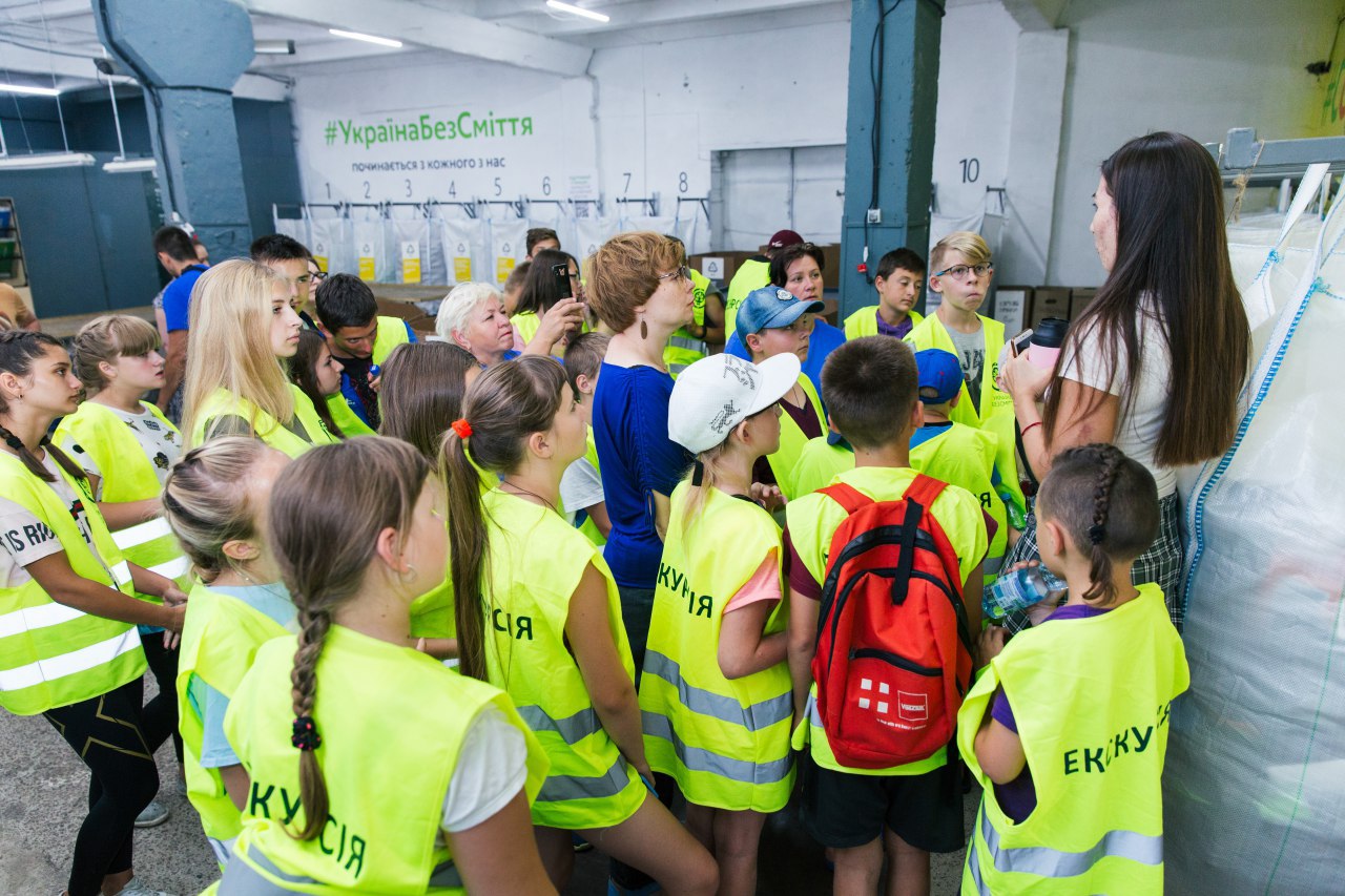 Київські підлітки долучилися до Міжнародного дня відмови від поліетилену та відвідали станцію сортування відходів “Україна без сміття”
