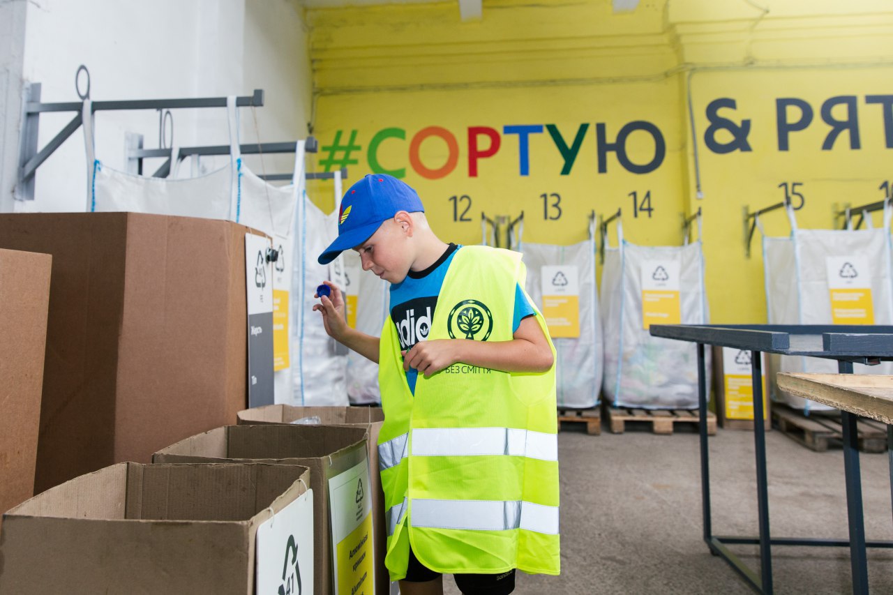 Київські підлітки долучилися до Міжнародного дня відмови від поліетилену та відвідали станцію сортування відходів “Україна без сміття”