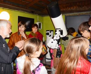 Schoolchildren at the Observatory on an excursion from LuckyBooks