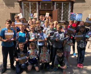 Двадцять п’ять дитячих закладів Сходу України отримали книги від ЛакіБукс