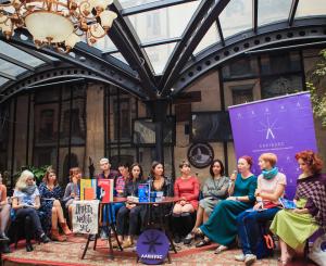 На 25 Львівському Book Forum презентували першу перекладену українською книгу голлівудської акторки Маїм Бялік "Дівчатам слово: як бути сильною, розумною та неповторною"