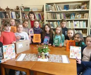 350 книг отримали 60 бібліотек із 15 областей України до Всесвітнього дня книги від благодійного проекту ЛакіБукc. 