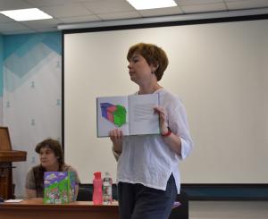 У Запоріжжі презентували "Книжку про сміття", написану вісьмома підлітками під керівництвом дитячої письменниці Галини Ткачук
